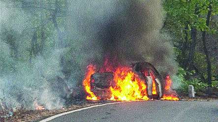 Pickup-trailer strikes; Vehicle Damages | पिकअप-ट्रेलरची धडक; वाहनांचे नुकसान Pickup-trailer strikes; Vehicle Damages | पिकअप-ट्रेलरची धडक; वाहनांचे नुकसान