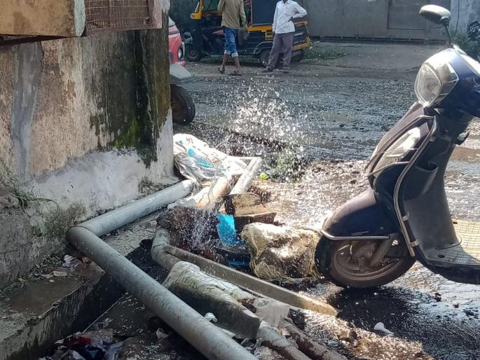 Water leaks in Ulhasnagar, millions of liters of water in the nala, bad condition of roads | उल्हासनगरात जलवाहिन्या गळती, लाखो लिटर पाणी नाल्यात, रस्त्याचीही दुरवस्था Water leaks in Ulhasnagar, millions of liters of water in the nala, bad condition of roads | उल्हासनगरात जलवाहिन्या गळती, लाखो लिटर पाणी नाल्यात, रस्त्याचीही दुरवस्था