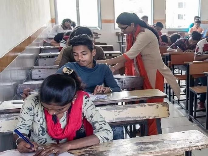 student ran away with the answer sheet in HSC EXam; There was confusion during the 12th maths exam | हसून हसून दमाल! चक्क उत्तरपत्रिका घेऊनच ‘तो’ पळाला; बारावी गणिताच्या परीक्षेवेळी झाला गोंधळ student ran away with the answer sheet in HSC EXam; There was confusion during the 12th maths exam | हसून हसून दमाल! चक्क उत्तरपत्रिका घेऊनच ‘तो’ पळाला; बारावी गणिताच्या परीक्षेवेळी झाला गोंधळ