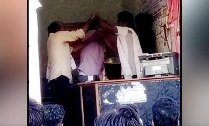 viral video case of attack on policemen bari police station dholpur | भांडण सोडवणं पोलिसांना पडलं महागात; आरोपीने केली मारहाण, तोडला मोबाईल, Video व्हायरल viral video case of attack on policemen bari police station dholpur | भांडण सोडवणं पोलिसांना पडलं महागात; आरोपीने केली मारहाण, तोडला मोबाईल, Video व्हायरल