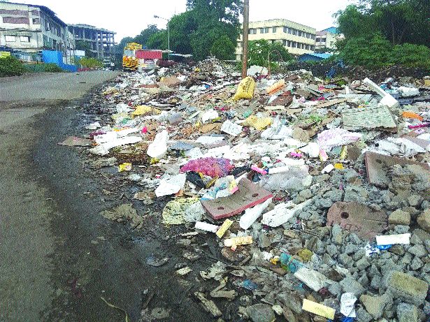 'Watch' on debris littering the streets | रस्त्यांलगत डेब्रिज टाकणाऱ्यांवर ‘वॉच’ 'Watch' on debris littering the streets | रस्त्यांलगत डेब्रिज टाकणाऱ्यांवर ‘वॉच’