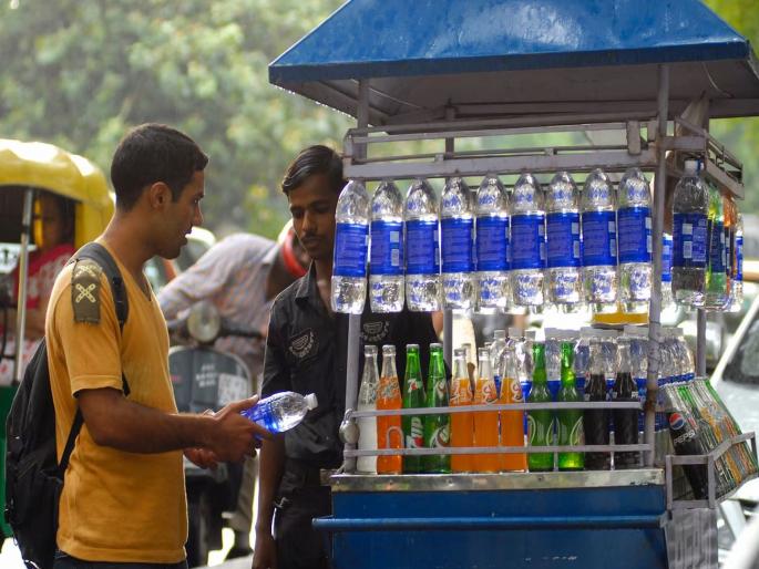 Cheating customers in the name of cooling charge, fined Rs 25,000; Complain via WhatsApp | कुलिंग चार्जच्या नावाखाली ग्राहकांची फसवणूक, २५ हजारांचा दंड वसूल; व्हॉट्सॲपद्वारे करा तक्रार Cheating customers in the name of cooling charge, fined Rs 25,000; Complain via WhatsApp | कुलिंग चार्जच्या नावाखाली ग्राहकांची फसवणूक, २५ हजारांचा दंड वसूल; व्हॉट्सॲपद्वारे करा तक्रार