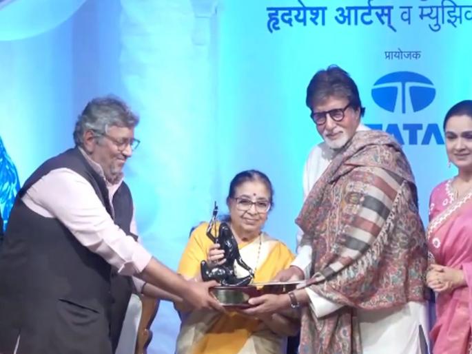 "The name of that sky is Lata Mangeshkar"; Amitabh Bachchan expresses emotion after accepting Lata Mangeshkar award | "त्या आकाशाचे नाव लता मंगेशकर"; अमिताभ बच्चन यांनी लता मंगेशकर पुरस्कार स्वीकारल्यानंतर व्यक्त केली भावना "The name of that sky is Lata Mangeshkar"; Amitabh Bachchan expresses emotion after accepting Lata Mangeshkar award | "त्या आकाशाचे नाव लता मंगेशकर"; अमिताभ बच्चन यांनी लता मंगेशकर पुरस्कार स्वीकारल्यानंतर व्यक्त केली भावना