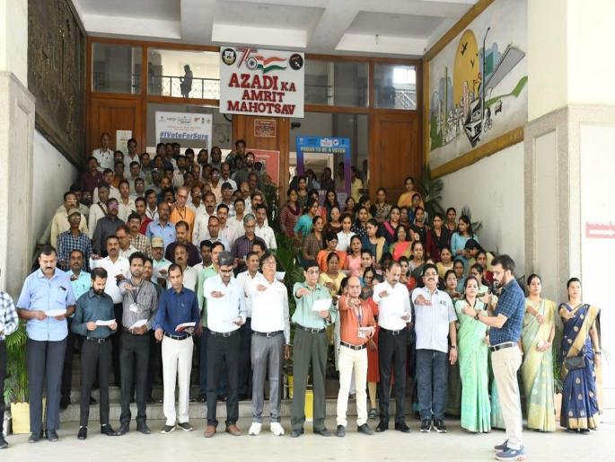 Determined to vote by taking the "Voting Determination Oath"; Municipal employees gave guarantee of voting | "मतदान निश्चय शपथ" घेऊन केला मतदानाचा निर्धार; मनपाच्या कर्मचाऱ्यांनी दिली मतदानाची ग्वाही Determined to vote by taking the "Voting Determination Oath"; Municipal employees gave guarantee of voting | "मतदान निश्चय शपथ" घेऊन केला मतदानाचा निर्धार; मनपाच्या कर्मचाऱ्यांनी दिली मतदानाची ग्वाही