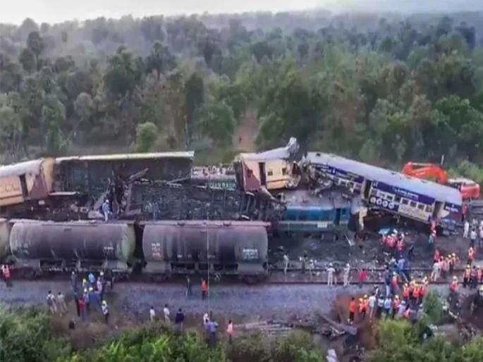 Watching the match on a mobile phone caused the train accident says minister said | मोबाइलवर मॅच पाहण्यात गुंग अन् सिग्नल तोडला; मंत्र्यांनी सांगितले रेल्वे अपघाताचे कारण Watching the match on a mobile phone caused the train accident says minister said | मोबाइलवर मॅच पाहण्यात गुंग अन् सिग्नल तोडला; मंत्र्यांनी सांगितले रेल्वे अपघाताचे कारण