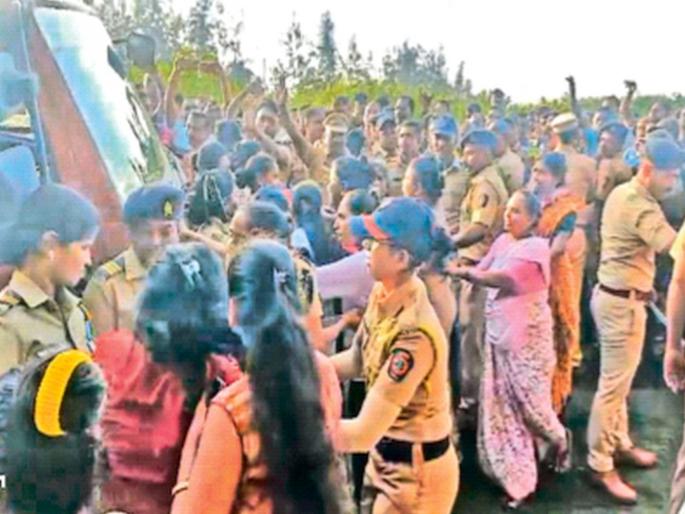 Vadhankar is angry; he shouted slogans and pushed people, blocking the path of the villagers. | वाढवणकर संतप्त; घोषणा अन् धक्काबुक्की, ग्रामस्थांचा रास्ता रोको