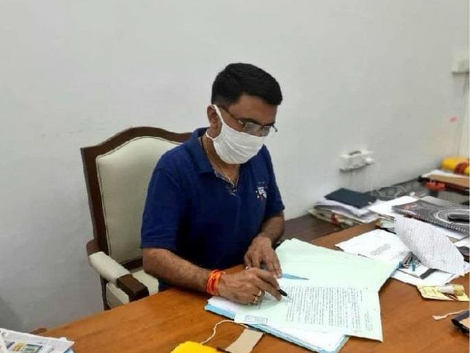 Congress strongly objects to Goa Chief Minister handling files without wearing gloves | गोव्याच्या कोरोनाबाधित मुख्यमंत्र्यांकडून हातमोजे न घालता फाइल्स हाताळणी; काँग्रेसचा जोरदार आक्षेप Congress strongly objects to Goa Chief Minister handling files without wearing gloves | गोव्याच्या कोरोनाबाधित मुख्यमंत्र्यांकडून हातमोजे न घालता फाइल्स हाताळणी; काँग्रेसचा जोरदार आक्षेप