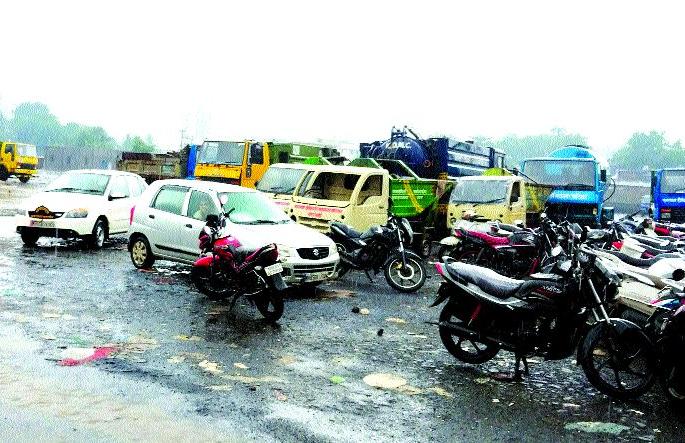 42 workers attend 'Hajar' book | ४२ कामगार हजेरी पुस्तकावरच ‘हजर’ 42 workers attend 'Hajar' book | ४२ कामगार हजेरी पुस्तकावरच ‘हजर’