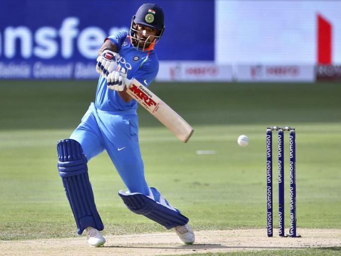 Asia Cup 2018: Shikhar Dhawan's equals with Yuvraj singh's century record | Asia Cup 2018 : 'गब्बर'ची युवराजच्या शतकांशी बरोबरी
