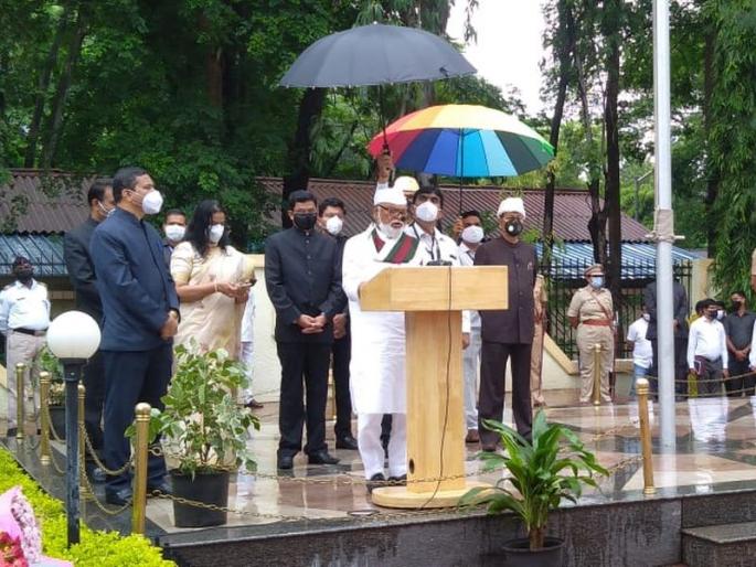 Flag hoisting by Guardian Minister Chagan Bhujbal in Nashik | नाशिकमध्ये पालकमंत्री भुजबळ यांच्या हस्ते ध्वजारोहण