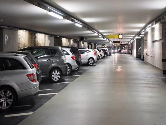 Bring cars to the hutatma chowk without compromise! Municipal corporation will build multi-storey parking lot, parking problem will be solved soon | हुतात्मा चौकात गाड्या आणा बिनधास्त! महापालिका उभारणार बहुमजली वाहनतळ, पार्किंग समस्या लवकरच सुटणार Bring cars to the hutatma chowk without compromise! Municipal corporation will build multi-storey parking lot, parking problem will be solved soon | हुतात्मा चौकात गाड्या आणा बिनधास्त! महापालिका उभारणार बहुमजली वाहनतळ, पार्किंग समस्या लवकरच सुटणार