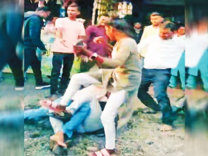 Drunk 3 young women beat up two | मद्यधुंद ३ तरुणींची दोघांना मारहाण Drunk 3 young women beat up two | मद्यधुंद ३ तरुणींची दोघांना मारहाण