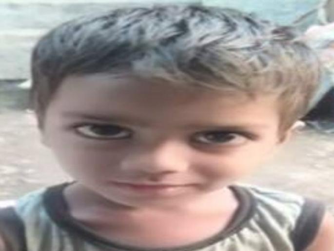 Chimurda suffocated to death after grit powder fell on his body | चिमुरड्याच्या अंगावर ग्रिट पावडर पडल्याने गुदमरून मृत्यू  Chimurda suffocated to death after grit powder fell on his body | चिमुरड्याच्या अंगावर ग्रिट पावडर पडल्याने गुदमरून मृत्यू