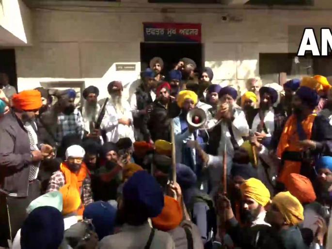 Big incident in Amritsar, Punjab! Armed Khalistanists took over the police station | पंजाबच्या अमृतसरमध्ये मोठी घटना! सशस्त्र खलिस्तानवाद्यांनी पोलीस ठाणे ताब्यात घेतले Big incident in Amritsar, Punjab! Armed Khalistanists took over the police station | पंजाबच्या अमृतसरमध्ये मोठी घटना! सशस्त्र खलिस्तानवाद्यांनी पोलीस ठाणे ताब्यात घेतले