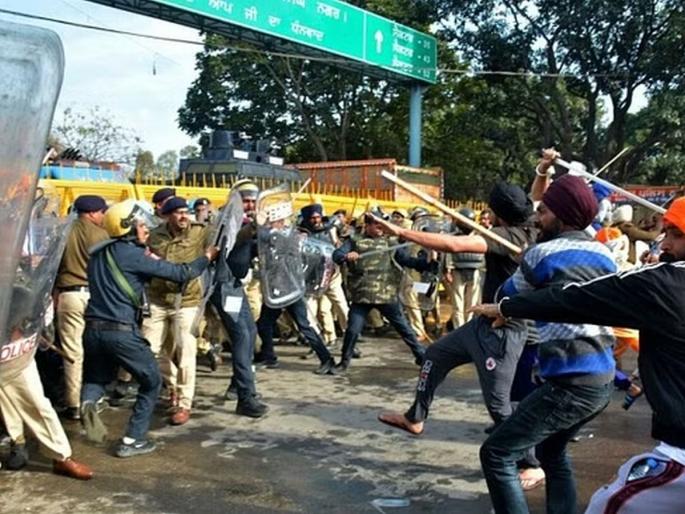 In Chandigarh police were attacked with swords, sticks; Many injured, the Chief Minister wanted to surround... | चंदीगढमध्ये पोलिसांवर तलवारी, लाठ्या चालल्या; अनेक जखमी, मुख्यमंत्र्यांना घेरायचे होते... In Chandigarh police were attacked with swords, sticks; Many injured, the Chief Minister wanted to surround... | चंदीगढमध्ये पोलिसांवर तलवारी, लाठ्या चालल्या; अनेक जखमी, मुख्यमंत्र्यांना घेरायचे होते...
