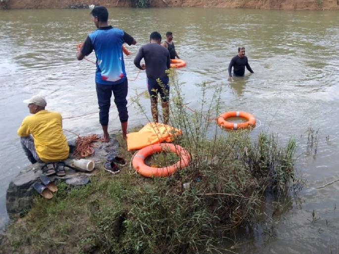 A student who went for a bath in the river drowned, three friends survived | नदीवर आंघोळसाठी गेलेला विद्यार्थी बुडाला, तीन मित्र बचावले A student who went for a bath in the river drowned, three friends survived | नदीवर आंघोळसाठी गेलेला विद्यार्थी बुडाला, तीन मित्र बचावले
