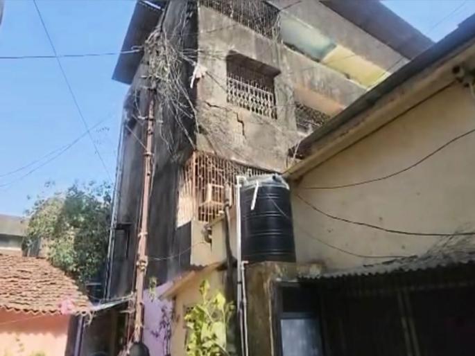 Notice to three storeyed building when fourth and fifth floors do not exist | चौथा आणि पाचवा मजला अस्तित्वात नसताना तीन मजली इमारतीला नोटीस Notice to three storeyed building when fourth and fifth floors do not exist | चौथा आणि पाचवा मजला अस्तित्वात नसताना तीन मजली इमारतीला नोटीस