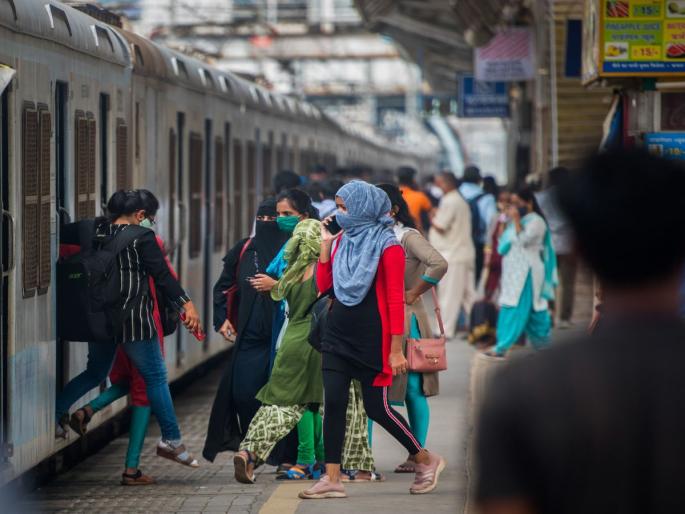 Women do not go out of the house because of the burden of work! | कामाच्या ओझ्याने महिला घरातून बाहेरच निघेनात! Women do not go out of the house because of the burden of work! | कामाच्या ओझ्याने महिला घरातून बाहेरच निघेनात!