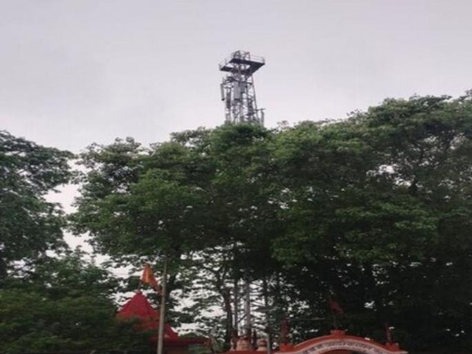 80-foot-tall tower craze of a psychopath; The threat of many lives below | ८० फुट उंच टॉवरवर मनोरुग्णाचे वेडसर चाळे; खाली अनेकांच्या जिवाची धाकधूक 80-foot-tall tower craze of a psychopath; The threat of many lives below | ८० फुट उंच टॉवरवर मनोरुग्णाचे वेडसर चाळे; खाली अनेकांच्या जिवाची धाकधूक