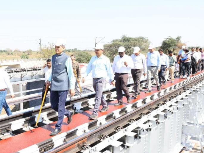 Ballarshah Safety inspection of Sevagram division Audit of bridges, cabins | बल्लारशाह - सेवाग्राम विभागाची सुरक्षा तपासणी; ब्रीज, केबिनचे ऑडिट Ballarshah Safety inspection of Sevagram division Audit of bridges, cabins | बल्लारशाह - सेवाग्राम विभागाची सुरक्षा तपासणी; ब्रीज, केबिनचे ऑडिट