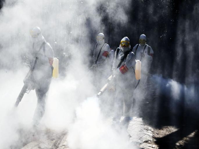 Automatic ‘mannequin’ sanitizes customers | स्वयंचलित ‘मॅनिक्विन’ ग्राहकांना करते सॅनिटाइझ Automatic ‘mannequin’ sanitizes customers | स्वयंचलित ‘मॅनिक्विन’ ग्राहकांना करते सॅनिटाइझ