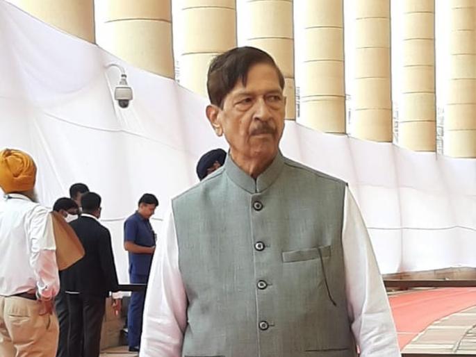 When he went to the kitchen wearing a lungi, he would come out after making food...; Another role of Girish bapat | लुंगी नेसून किचनमध्ये गेले की 'महाद्या' बनवूनच बाहेर यायचे...; 'गिरीश भाऊं'ची आगळीवेगळी मैफल When he went to the kitchen wearing a lungi, he would come out after making food...; Another role of Girish bapat | लुंगी नेसून किचनमध्ये गेले की 'महाद्या' बनवूनच बाहेर यायचे...; 'गिरीश भाऊं'ची आगळीवेगळी मैफल