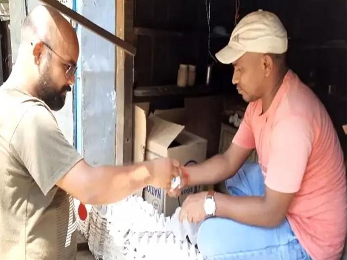 inspirational story Virendra selling eggs after death of his father, crack bihar civil services exam | वडील चप्पल शिवायचे; त्यांच्या मृत्यूनंतर अंडी विकली, विरेंद्र बिहारमध्ये अधिकारी बनला