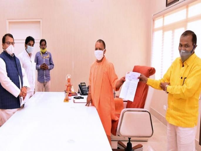 CoronaVirus Marathi news Shocking! Yogi Adityanath met the quarantine youth hrb | CoronaVirus धक्कादायक! योगी आदित्यनाथांना क्वारंटाईन तरुण भेटला; उत्तर प्रदेशात उडाली खळबळ CoronaVirus Marathi news Shocking! Yogi Adityanath met the quarantine youth hrb | CoronaVirus धक्कादायक! योगी आदित्यनाथांना क्वारंटाईन तरुण भेटला; उत्तर प्रदेशात उडाली खळबळ