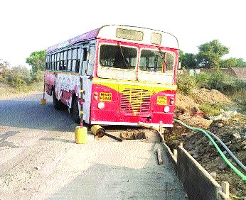 The wheels of the running NMMT collapsed | धावत्या एनएमएमटीचे चाक निखळले The wheels of the running NMMT collapsed | धावत्या एनएमएमटीचे चाक निखळले