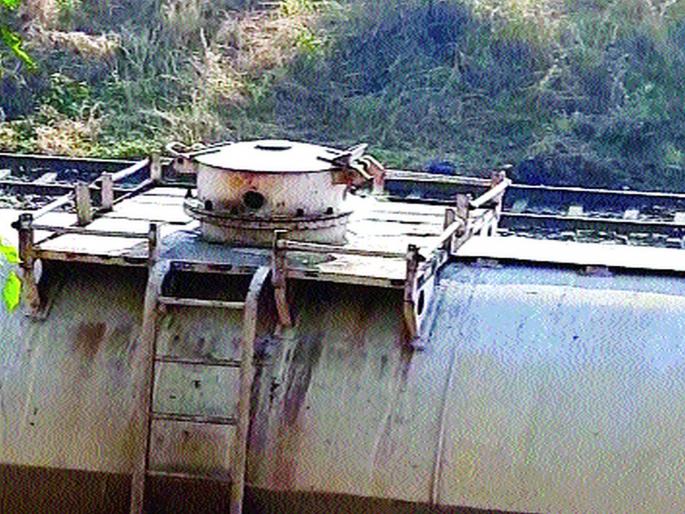 Exhaust from the tanker of the freight | मालगाडीच्या टँकरमधून वायुगळती Exhaust from the tanker of the freight | मालगाडीच्या टँकरमधून वायुगळती