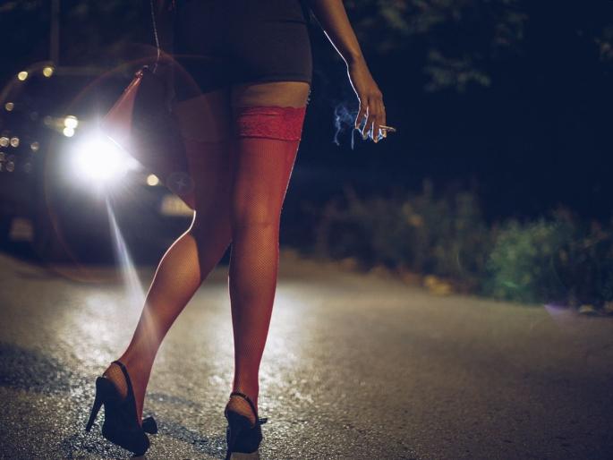 A woman broker from Ulhasnagar was arrested in Kashmir for running a prostitution business on WhatsApp | व्हॉट्सअपवरून वेश्याव्यवसाय चालवायची, उल्हासनगरच्या दलाल महिलेस काशीमीरात अटक A woman broker from Ulhasnagar was arrested in Kashmir for running a prostitution business on WhatsApp | व्हॉट्सअपवरून वेश्याव्यवसाय चालवायची, उल्हासनगरच्या दलाल महिलेस काशीमीरात अटक