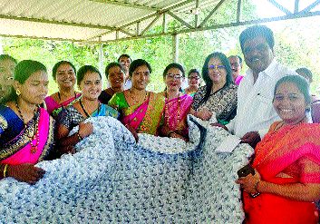 Godhadi warmth in the palace beyond the sea! | वाड्यातील गोधडीची ऊब सातासमुद्रापलीकडे! Godhadi warmth in the palace beyond the sea! | वाड्यातील गोधडीची ऊब सातासमुद्रापलीकडे!