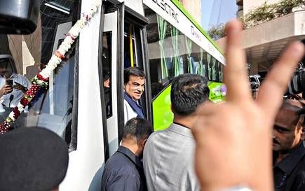 Electric buses will run between Mumbai-Pune | मुंबई-पुणे दरम्यान धावणार इलेक्ट्रिक बस Electric buses will run between Mumbai-Pune | मुंबई-पुणे दरम्यान धावणार इलेक्ट्रिक बस