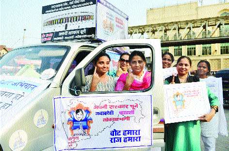 Run for votes; meeting voters in chawl | मतांसाठी धावपळ; चाळी पिंजून काढण्यावर भर Run for votes; meeting voters in chawl | मतांसाठी धावपळ; चाळी पिंजून काढण्यावर भर