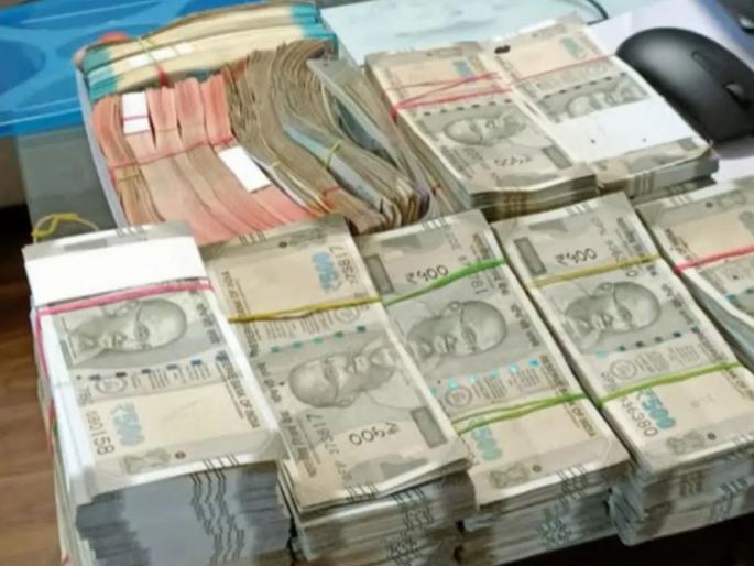 Superintendent Engineer Anil Kachhava arrested while accepting a bribe of Rs 2 lakh in Dungarpur, Rajasthan, assets worth crores found in ACB raid | २ लाख लाच घेताना अधीक्षक अभियंत्याला अटक; घरी धाड टाकताच कोट्यवधीचं घबाड सापडलं Superintendent Engineer Anil Kachhava arrested while accepting a bribe of Rs 2 lakh in Dungarpur, Rajasthan, assets worth crores found in ACB raid | २ लाख लाच घेताना अधीक्षक अभियंत्याला अटक; घरी धाड टाकताच कोट्यवधीचं घबाड सापडलं