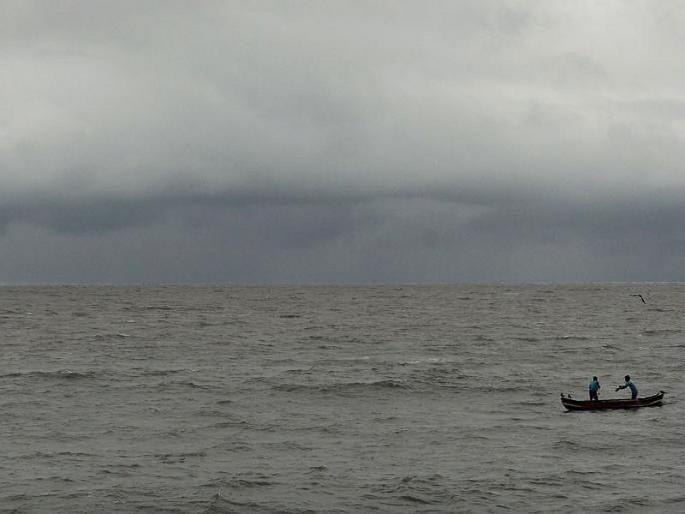 The fishing boat is drowned in ratnagiri | रत्नागिरीतील मिऱ्या येथे मासेमारी नौका बुडाली