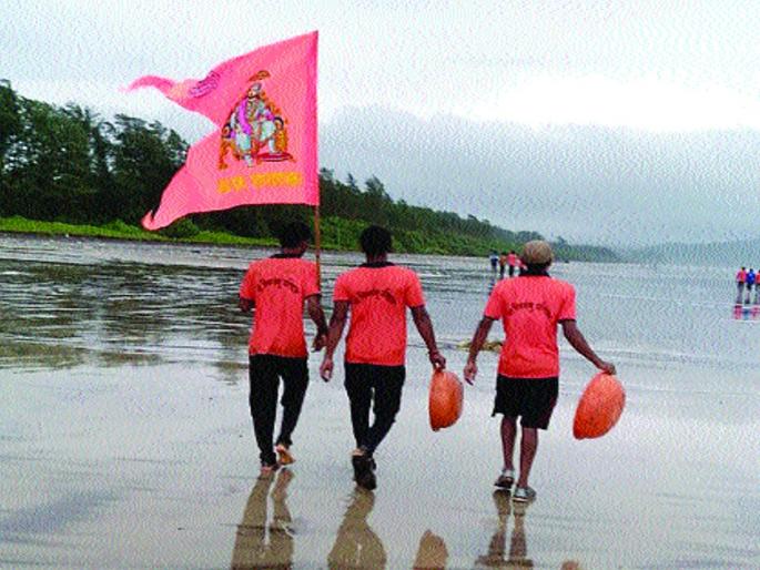 The beach at Dewiagar in Srivardhan has become clean | श्रीवर्धनमधील दिवेआगरचा समुद्रकिनारा झाला स्वच्छ The beach at Dewiagar in Srivardhan has become clean | श्रीवर्धनमधील दिवेआगरचा समुद्रकिनारा झाला स्वच्छ