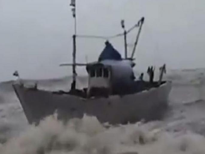 30 fishermen including four boats stranded in storm safe | Ratnagiri: वादळात भरकटलेल्या चार नौकांसह ३० मच्छीमार सुखरूप; गेले सहा दिवस होत नव्हता संपर्क