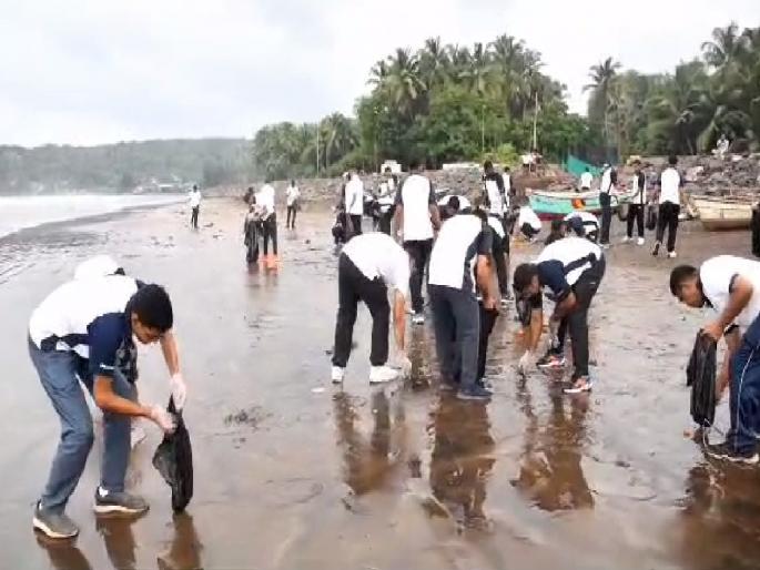 On the second day of Ganesha immersion in Ratnagiri a cleanliness drive was initiated by the Coast Guard | गणेशविसर्जनाच्या दुसऱ्या दिवशी किनारे झाले स्वच्छ, रत्नागिरी तटरक्षक दलाच्या पुढाकाराने स्वच्छता मोहीम On the second day of Ganesha immersion in Ratnagiri a cleanliness drive was initiated by the Coast Guard | गणेशविसर्जनाच्या दुसऱ्या दिवशी किनारे झाले स्वच्छ, रत्नागिरी तटरक्षक दलाच्या पुढाकाराने स्वच्छता मोहीम