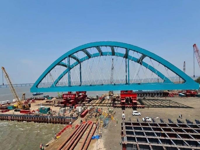 the bmc succeeded in installing the first giant girder connecting the coastal road and the bandra worli sea link | सव्वा तासात महाकाय गर्डरची मोहीम फत्ते; कोस्टल रोडवरून वरळी सी लिंकवर प्रवास लवकरच the bmc succeeded in installing the first giant girder connecting the coastal road and the bandra worli sea link | सव्वा तासात महाकाय गर्डरची मोहीम फत्ते; कोस्टल रोडवरून वरळी सी लिंकवर प्रवास लवकरच