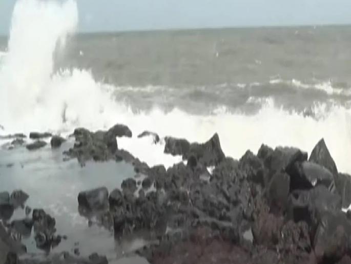Administration on alert mode due to strong winds and rough seas on the coast | Sindhudurg: समुद्र खवळला, प्रशासन अलर्ट मोडवर; मच्छीमार, पर्यटन व्यावसायिकांना सतर्कतेच्या सूचना Administration on alert mode due to strong winds and rough seas on the coast | Sindhudurg: समुद्र खवळला, प्रशासन अलर्ट मोडवर; मच्छीमार, पर्यटन व्यावसायिकांना सतर्कतेच्या सूचना