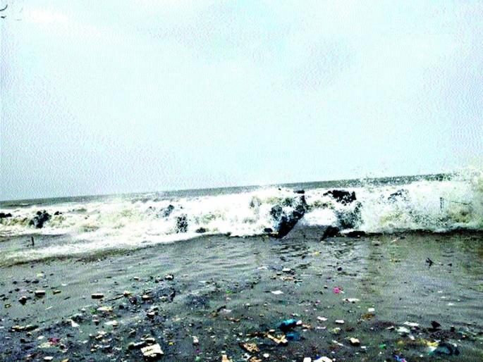 Coastline strikes; The horrors of the attack of the sea are gone, the world has gone away | किनारपट्टीला उधाणाचा तडाखा; सागराच्या आक्रमणाची दहशत कायम, संसार गेले वाहून Coastline strikes; The horrors of the attack of the sea are gone, the world has gone away | किनारपट्टीला उधाणाचा तडाखा; सागराच्या आक्रमणाची दहशत कायम, संसार गेले वाहून