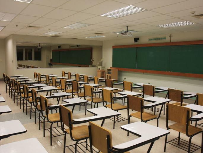 Municipal corporation has sealed four coaching classes! | चार शिकवणी वर्गांना महापालिकेने लावले ‘सील’! Municipal corporation has sealed four coaching classes! | चार शिकवणी वर्गांना महापालिकेने लावले ‘सील’!