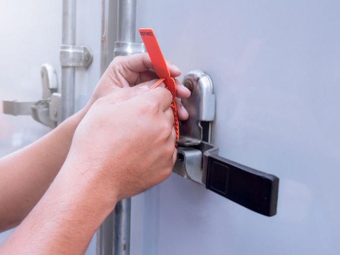 CoronaVirus: woman tested positive; Hospital Seal in Shegaon | CoronaVirus : तपासणी केलेल्या महिलेचा अहवाल पॉझिटिव्ह; शेगावातील हॉस्पिटल सील CoronaVirus: woman tested positive; Hospital Seal in Shegaon | CoronaVirus : तपासणी केलेल्या महिलेचा अहवाल पॉझिटिव्ह; शेगावातील हॉस्पिटल सील