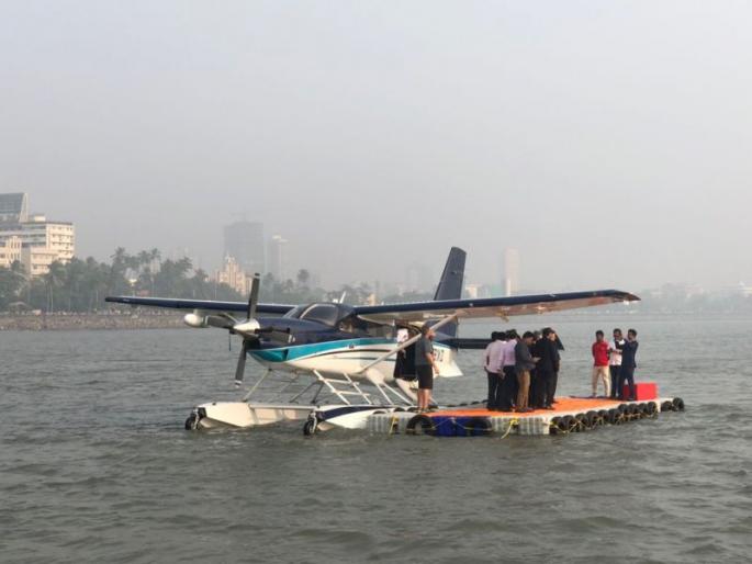 The landing of the first navigational flight in the sea in Mumbai was tested | मुंबईच्या समुद्रात पहिल्या जलवाहतूक विमानाच्या लँडिंगची झाली चाचणी The landing of the first navigational flight in the sea in Mumbai was tested | मुंबईच्या समुद्रात पहिल्या जलवाहतूक विमानाच्या लँडिंगची झाली चाचणी