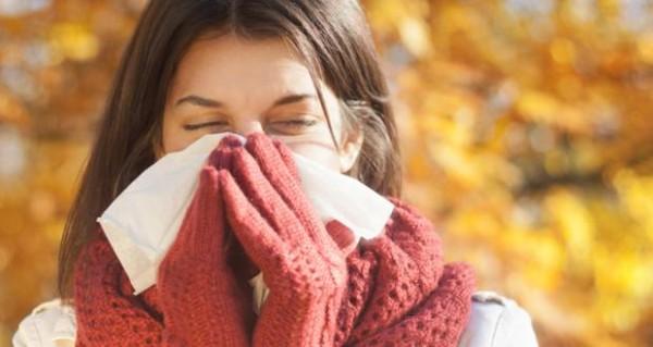 Cough due to corona, demand for cold medicines | कोरोनामुळे खोकला, सर्दीच्या औषधांना मागणी Cough due to corona, demand for cold medicines | कोरोनामुळे खोकला, सर्दीच्या औषधांना मागणी