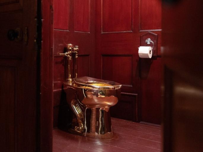 A functional toilet made entirely of 18-carat gold, designed by Italian artist Maurizio Cattelan For auction with $10 million | बापरे! तब्बल ८८ कोटीला एक टॉयलेट सीट विकतोय 'हा' माणूस; अखेर इतकी महाग का आहे? A functional toilet made entirely of 18-carat gold, designed by Italian artist Maurizio Cattelan For auction with $10 million | बापरे! तब्बल ८८ कोटीला एक टॉयलेट सीट विकतोय 'हा' माणूस; अखेर इतकी महाग का आहे?