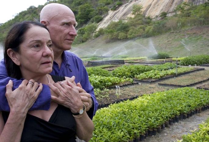 sebastiao salgado and leila couple planted two million trees in 20 years | जोडप्यानं २० वर्षांत लावली २० लाख झाडे! sebastiao salgado and leila couple planted two million trees in 20 years | जोडप्यानं २० वर्षांत लावली २० लाख झाडे!