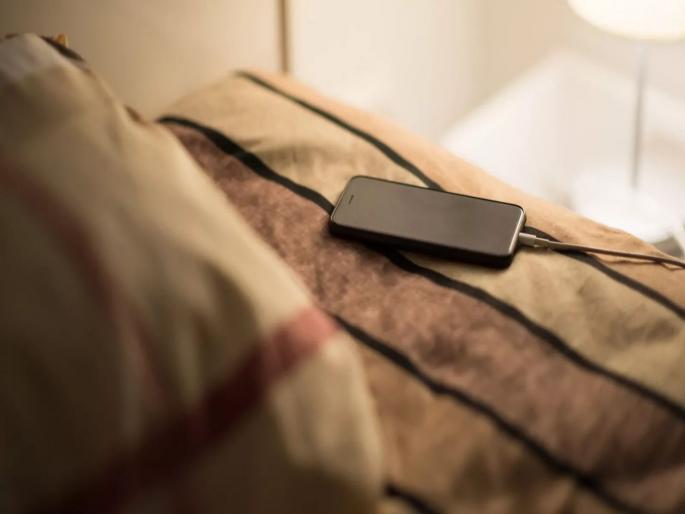 17-year-old girl sleeps on bed with mobile charging; The body was found in the morning | बापरे! १७ वर्षीय मुलगी मोबाईल चार्जला लावून बेडवर झोपली; सकाळी सापडला मृतदेह 17-year-old girl sleeps on bed with mobile charging; The body was found in the morning | बापरे! १७ वर्षीय मुलगी मोबाईल चार्जला लावून बेडवर झोपली; सकाळी सापडला मृतदेह