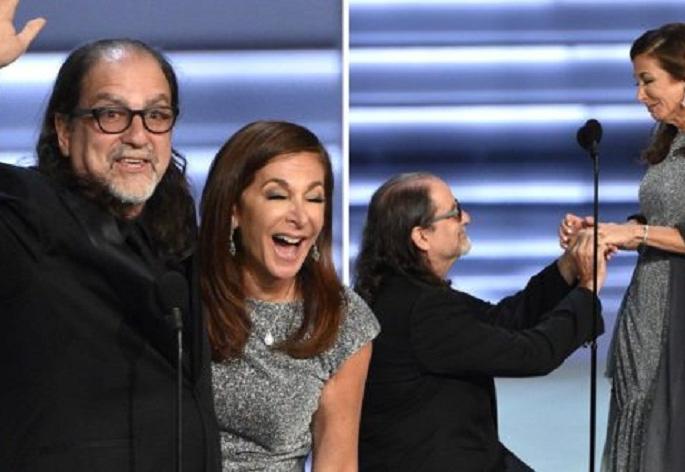 Emmys 2018 gets emosh as Oscars director Glenn Weiss proposes to his girlfriend on stage | Emmys 2018: एमी अवार्डच्या मंचावर रंगला ‘प्रेमसोहळा’! 57 वर्षांच्या दिग्दर्शकाने गर्लफ्रेन्डला केले प्रपोज!! Emmys 2018 gets emosh as Oscars director Glenn Weiss proposes to his girlfriend on stage | Emmys 2018: एमी अवार्डच्या मंचावर रंगला ‘प्रेमसोहळा’! 57 वर्षांच्या दिग्दर्शकाने गर्लफ्रेन्डला केले प्रपोज!!
